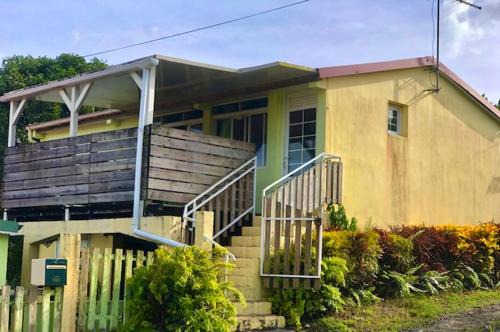 Riviere-Salee House | Maison douce à Rivière-Salée avec vue sur jardin & montagne