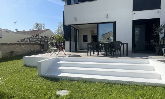La Rochelle House | Maison du Soleil in La Rochelle with swimming pool and garden!