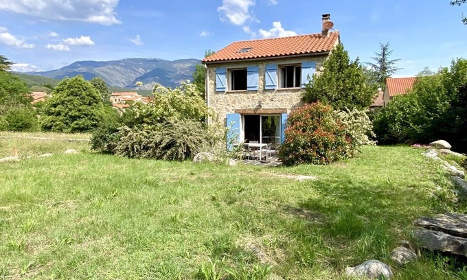 Fuilla House | Maison en Pierre 4 Faces, Esprit Chalet Avec Wifi et Jardin Privatif