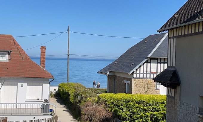 Hermanville-sur-Mer House | Maison Entièrement Rénovée Située à 50 Mètres de la mer Jardin 4 Chambres 2 SDB