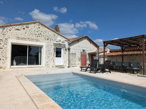 Magnac-Lavalette-Villars House | Maison Familiale avec Piscine Privée et Grand Jardin - FR-1-653-266