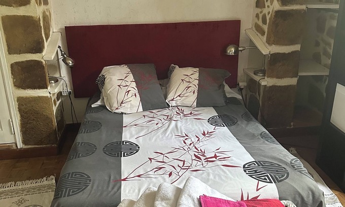 Saint-Germain House | Maison fleuri/river vacations/a room in a big house