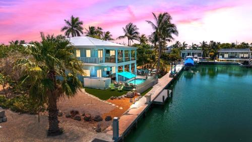 Key Colony Beach House | Maison Grand Blue Arenas with Minigolf Canal and Game Room