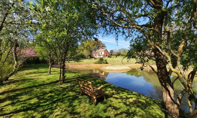Bazaiges House | Maison indépendante avec grand jardin, terrasse, plan d'eau sécurisé et salle de jeux près du lac d'Éguzon - FR-1-591-216