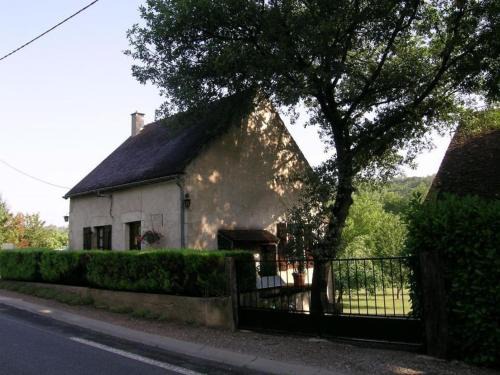 Bransat House | Maison Indépendante avec Grand Jardin et Cheminée, Proche Saint Pourçain - Confort et Tranquillité - FR-1-489-38