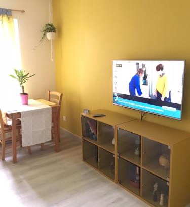 Stains Apartment | Maison Jaune
