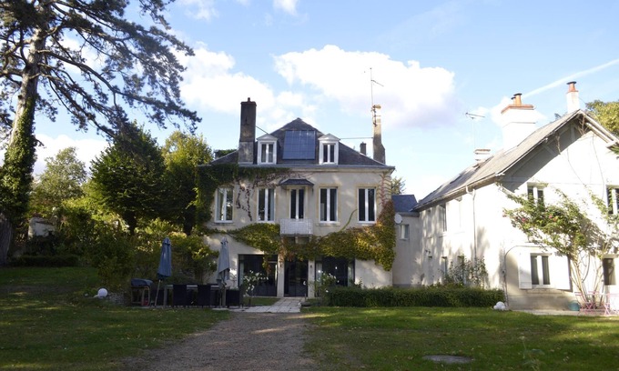 Saint-Jean-le-Blanc Apartment | Maison l'Amérique welcome you to one of their room. Dogs are also welcomed