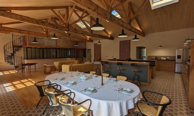 Gondeville Apartment | Maison lumineuse avec cuisine équipée, 3 chambres avec SDE & WC privatifs, garage et Wifi - Jarnac - FR-1-653-246