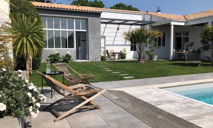 Lagord Bed & Breakfast | Maison M, chambre privée accès jardin piscine et jacuzzi près de La Rochelle