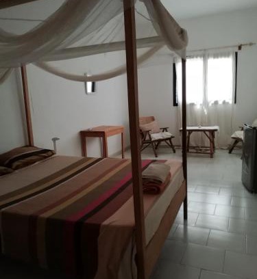 Mbour House | Maison Manour Chambre espacée et climatisée