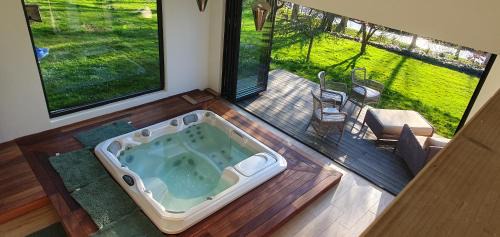 Rugles House | Maison Normande au bord de rivière avec spa et sauna