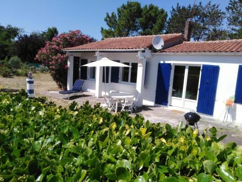 La Remigeasse House | Maison oléronaise avec la plage à pied et la piste cyclable au bout du jardin