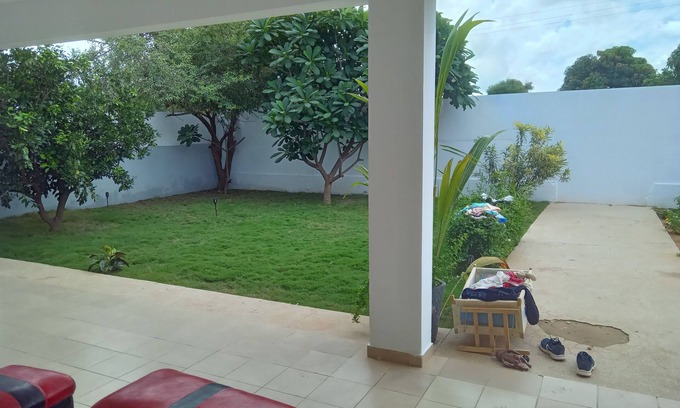 Ngaring House | Maison Paisible Avec Arbres Fruitier et Gazon Naturel