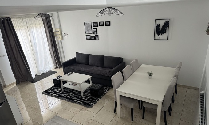 Tremblay-en-France House | Maison Proches Commerces et Transports