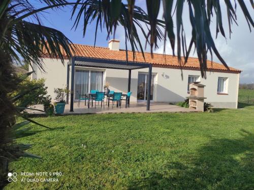 Brem Sur Mer House | Maison récente à la ferme avec jardin, terrasses, 4 chambres, proche plages et pêche privée - FR-1-426-86