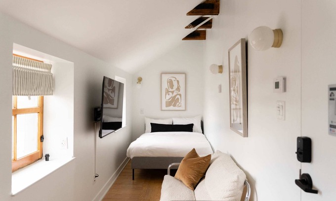 Old Montreal Apartment | Maison Rasco - One-bedroom double size bed suite