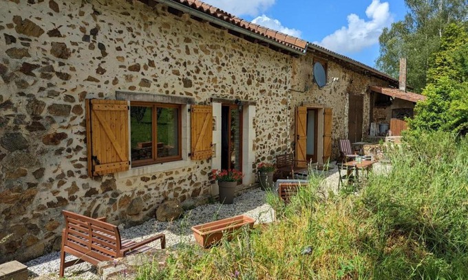 Massignac House | Maison spacieuse à Massignac avec jardin privé, proche activités et Domaine des Étangs - FR-1-653-213