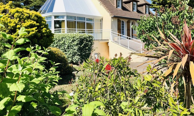 Denneville House | Maison St. Jacques. A wonderful property, Just a minutes walk to the beach !