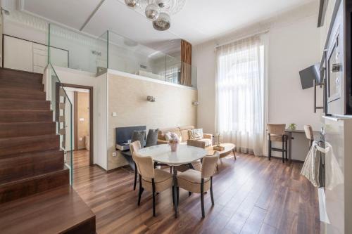 Terezvaros Apartment | Maison Teréz n' Elegant City Stay with Balcony