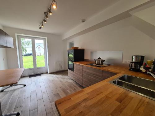 Montierchaume House | Maison tranquille avec jardin, proche Châteauroux, 4 ch., 3 sdb, terrasse, barbecue, parking - FR-1-591-358