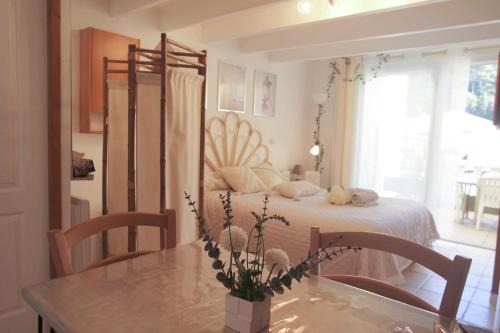 Villeneuve-Loubet Apartment | Maisonnette très appréciée entre Mer et Nature Climatisée avec Cuisine Terrasse Parking
