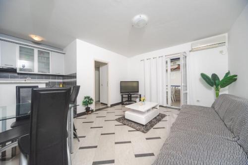 Rafajlovici Apartment | Maja apartman fontana Rafailovici