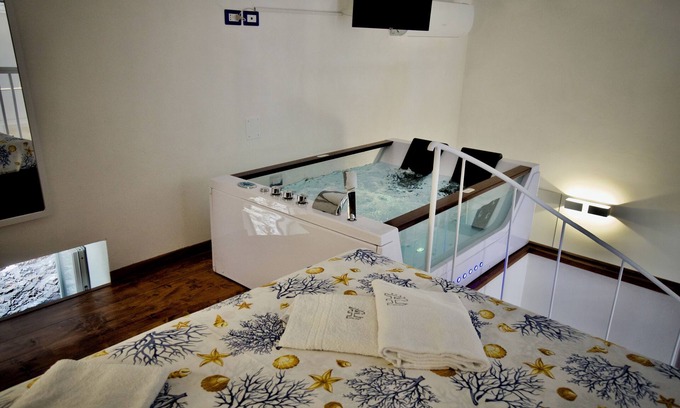 Ischia Porto Apartment | Maja Apartment with Jacuzzi