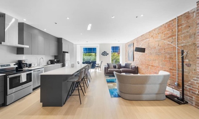 Downtown Montreal Condo | Majestic 3 bedrooms,3 baths sleep 10, AAA location