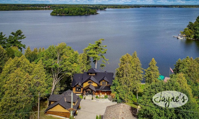 Selwyn Cottage | Majestic 5bdrm 5bath post & beam cottage on Chemong Lake!
