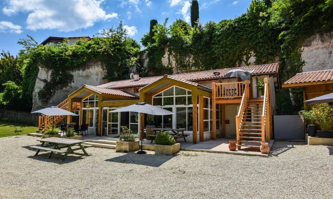 Aubeterre-sur-Dronne House | Majestic holiday home in Aubeterre-sur-Dronne with garden