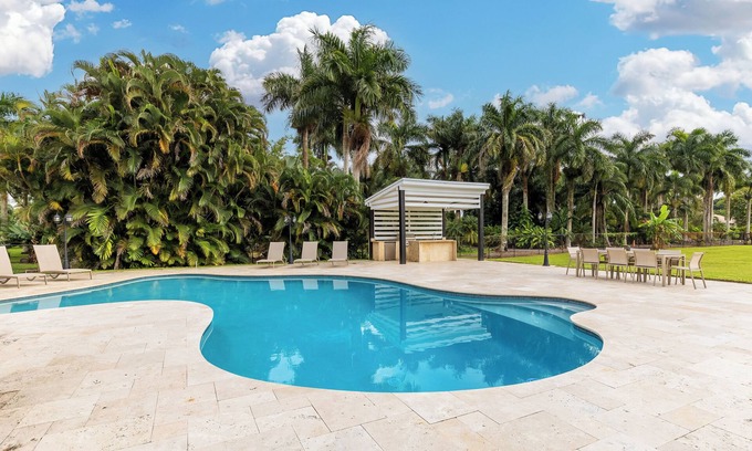 Southwest Ranches House | Majestic Home 7 Bedroom w/Heated Pool, Massive Yard & Driveway