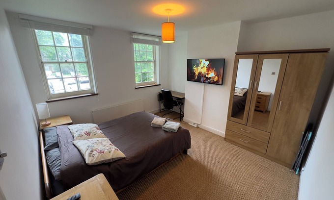 Whittington House | Majestic King Room - 30 Mins to City Center, 5 Mins to Shops & Train Station
