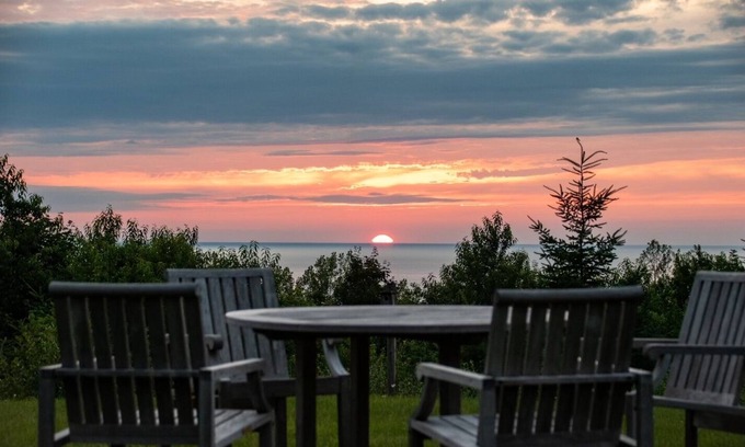 Northport House | Majestic Lake Michigan sunsets - hilltop retreat