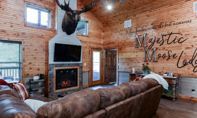 Reeds Spring Cabin | Majestic Moose Lodge - 5 Star Resort Amenities, Pool, Lake, Gym, Tennis