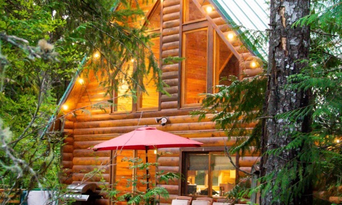 Rhododendron House | Majestic Mountain Home On 10 Acres with Hot Tub
