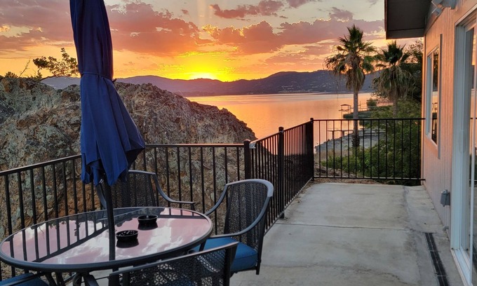 Clearlake House | Majestic Rock House