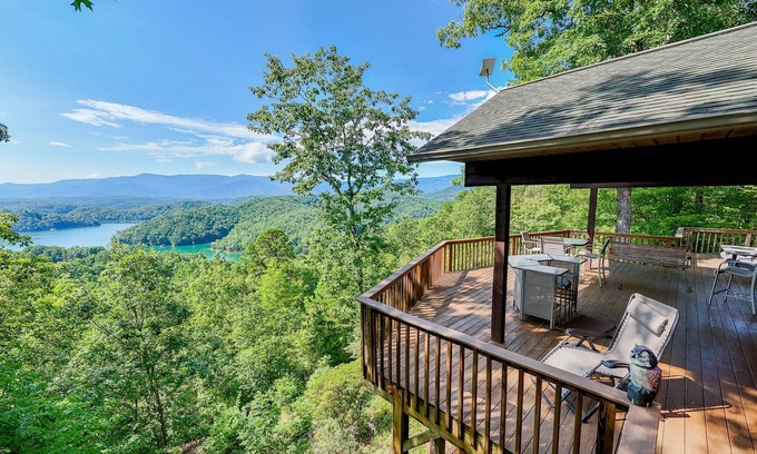 Bryson City Cabin | Majestic View cabin in Bryson City: 4BR, lake views, sleeps 10—your perfect mountain escape!
