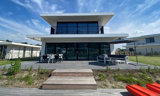 Zeewolde Villa | Majestic villa in Zeewolde with garden