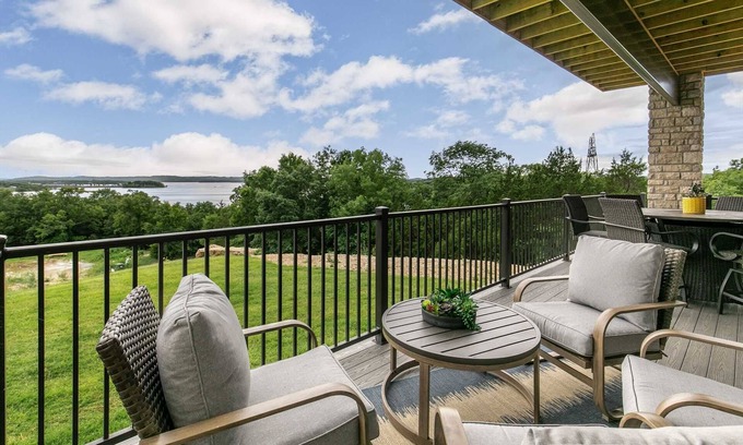 Table Rock Condo | Majestic Walk-in Lake Condos-No stairs AND Views for Mile-2 outdoor spaces-5 mins to Branson| 124