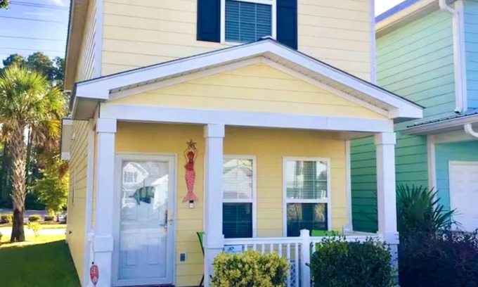 Myrtle Beach House | Makaria's Mermaid Beach Hideaway: Cozy 2-bedroom cottage home in Myrtle Beach!