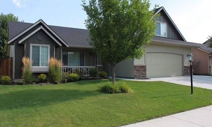 Meridian House | Make this your Home away from Home in Meridian, close to I-84 Very Clean!
