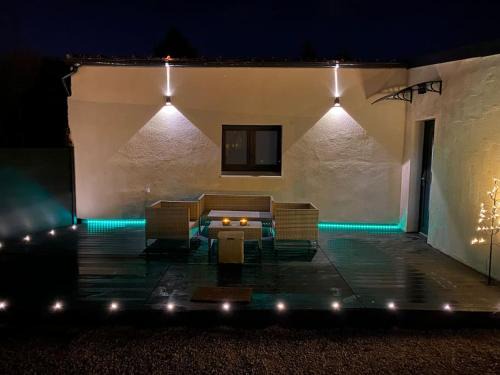 Neuville-Saint-Amand Villa | Makeda Love & Jacuzzi