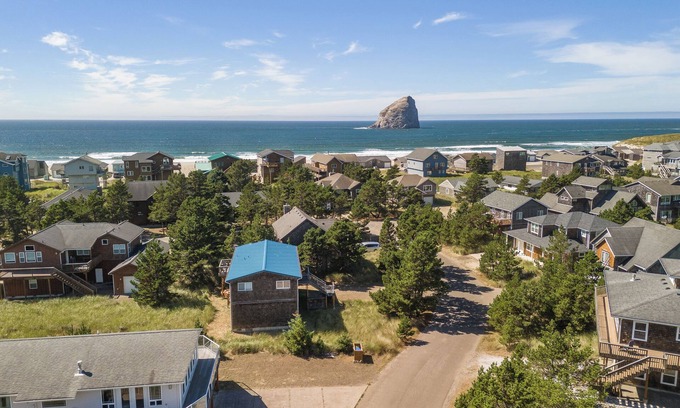 Kiwanda Shores House | Makena's Haven-4 bed, game room, hot tub, steps to beach. Dog OK.