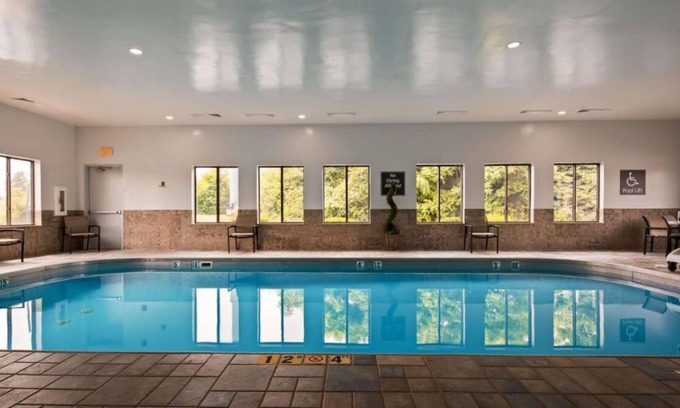 Blaine House | Making the Best Memories Along the Way! Free Breakfast, Pool, Free Parking