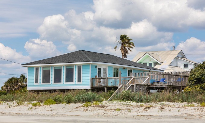 Folly Beach House | "Making Waves" Oceanfront/Pet Friendly/Less then 10 Steps to Beach off deck!