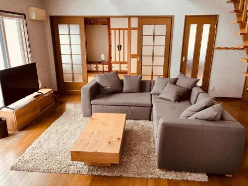 Makkari-mura Villa | Makkari Grey House