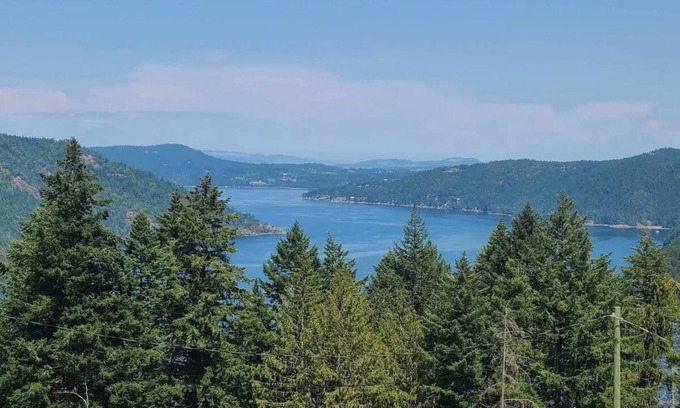Malahat House | Malahat Ocean View Oasis- Hot tub, Firepit, BBQ- Cozy getaway close to town