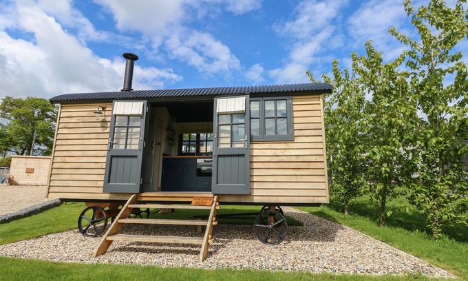 Nettlestone Cottage | MALBEC, romantic, with open fire in Seaview