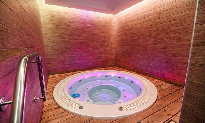 Crnomelj House | Malerič Glamping Home with Natural pool & Wellness