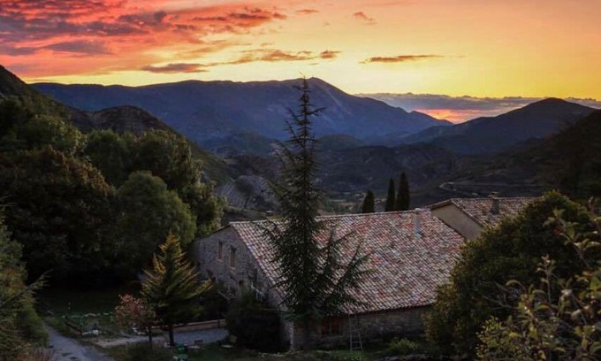 Barret-de-Lioure Bed & Breakfast | Malia - Chambres d'hôtes & Gîte